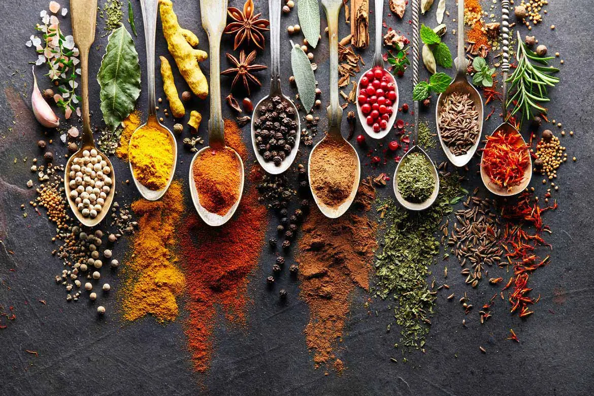 Generic image of herbs and spices related to pyrrolizidine alkaloid contamination.